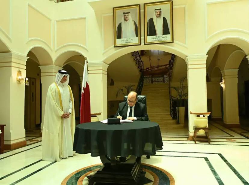 On President Tebboune's behalf, PM signs condolence book for Qatar's Father Emir
